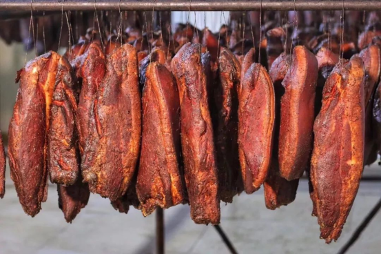 腌腊肉时，10斤猪肉放多少盐？牢记5大技巧，腊肉金黄，不霉不臭