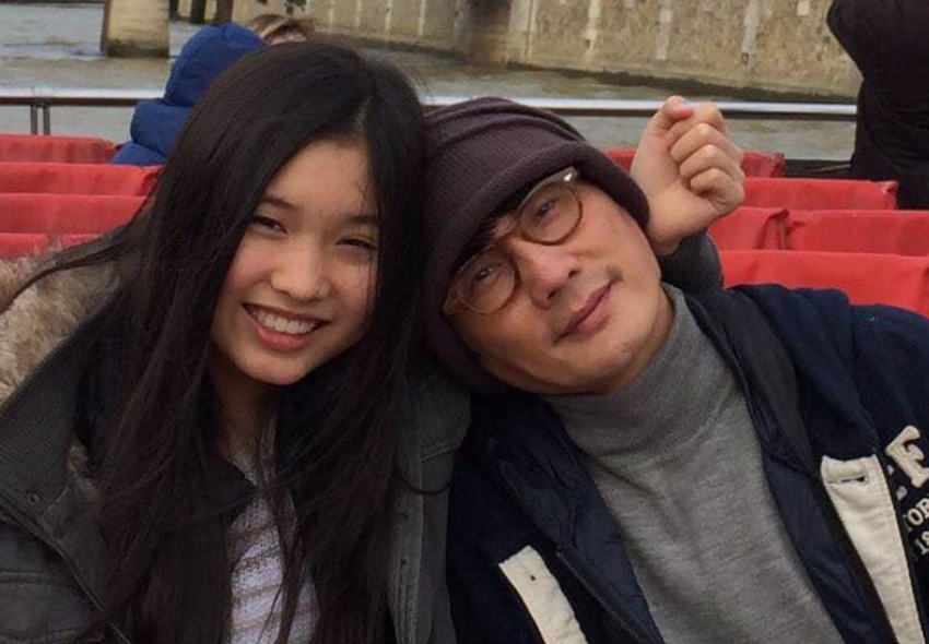 54岁的包小柏：娶圈外人妻子，女儿患癌离世，与哥哥抱头痛哭