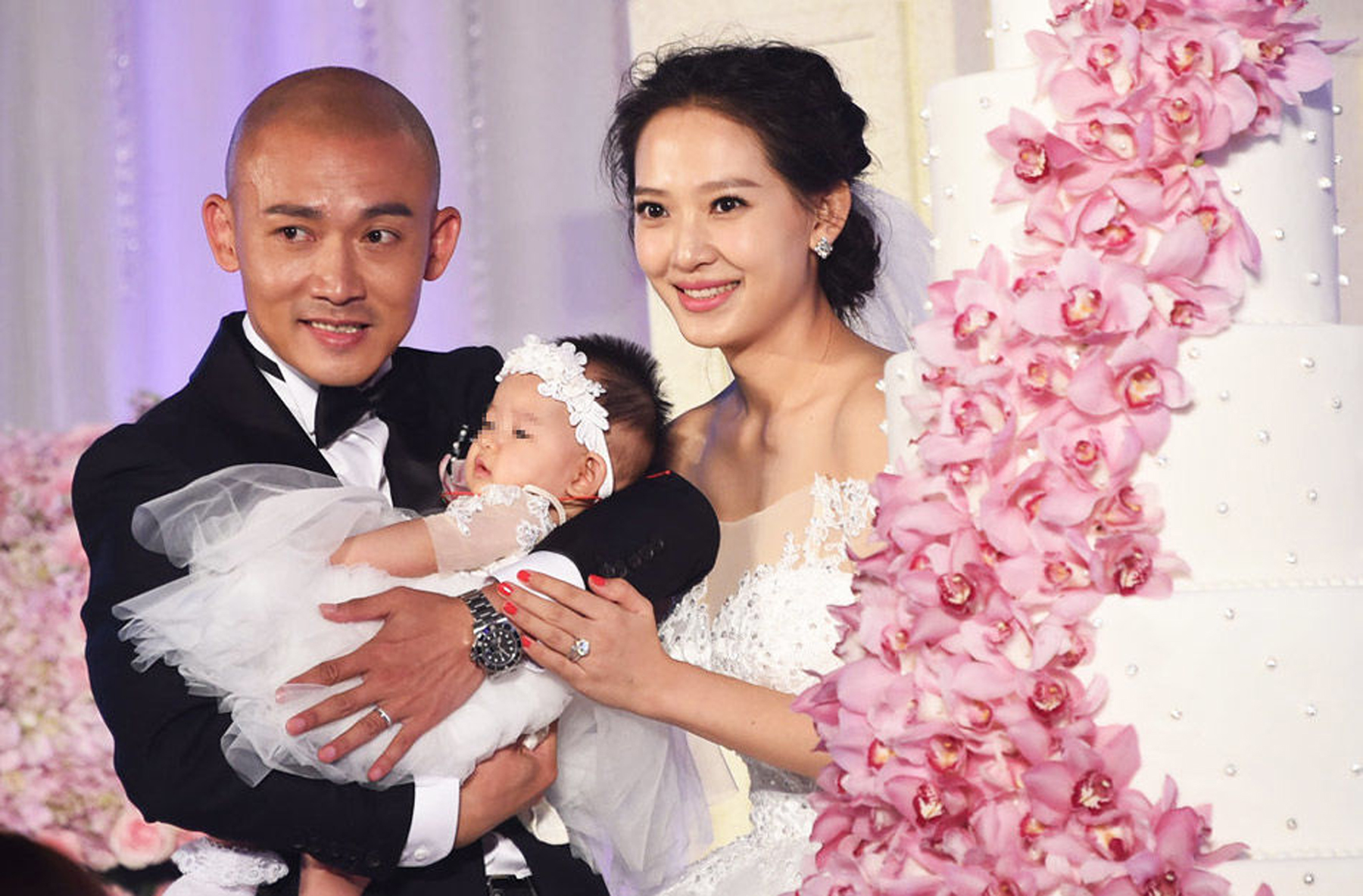 聂远,秦子越带着宝宝补办婚礼2014年5月8日,秦子越在北京诞下女儿天天