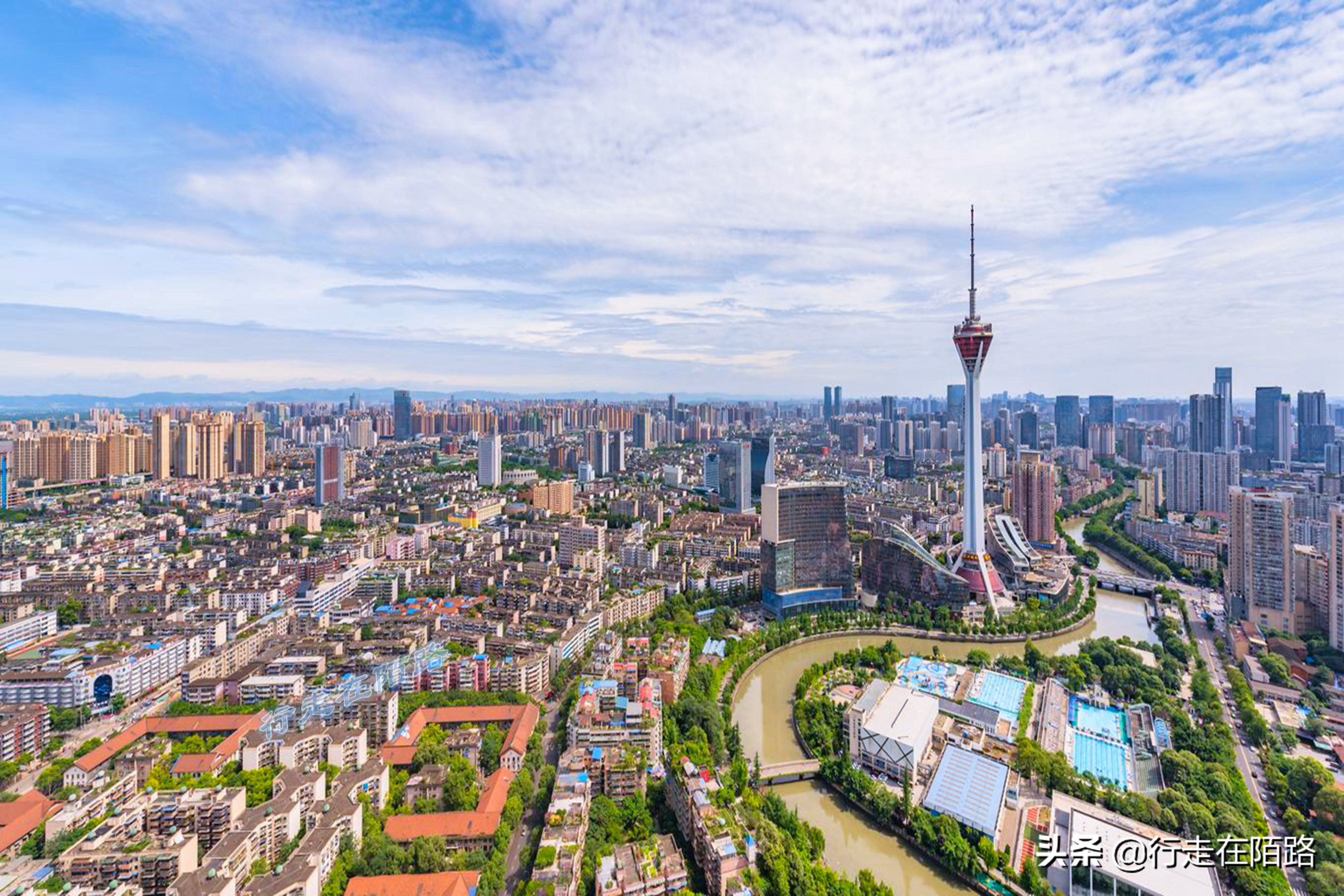 下有苏杭",杭州以历史遗迹和自然美景而闻名,是中国最繁华的城市之一