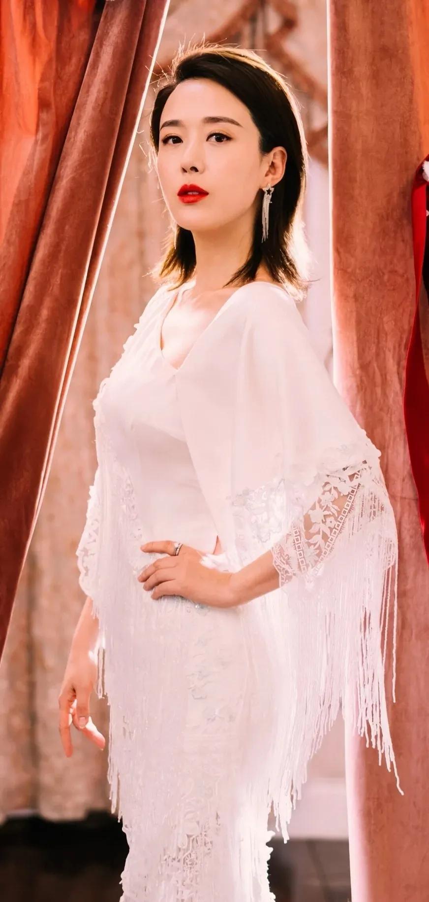 颜丹晨温柔对自己，打败时间，时尚又有女人味的美图合集