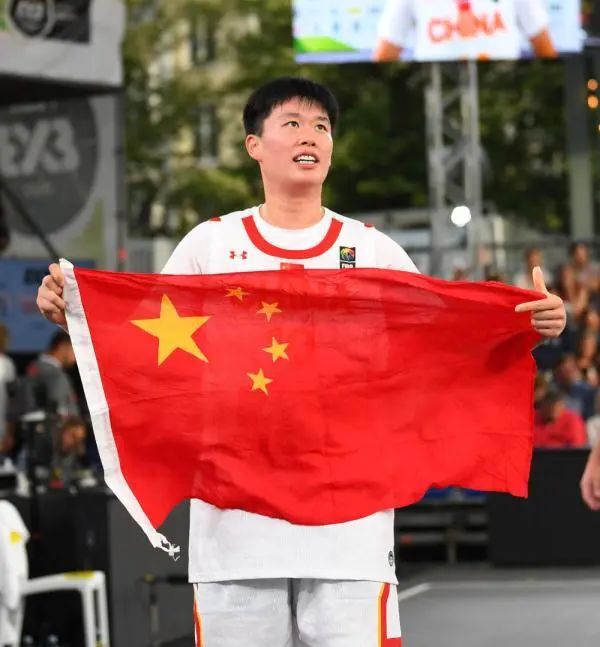 2019籃球世界杯女觀眾（浦東姑娘張芷婷和隊友奮力拼搏，摘得國際籃聯三人籃球世界杯銅牌）