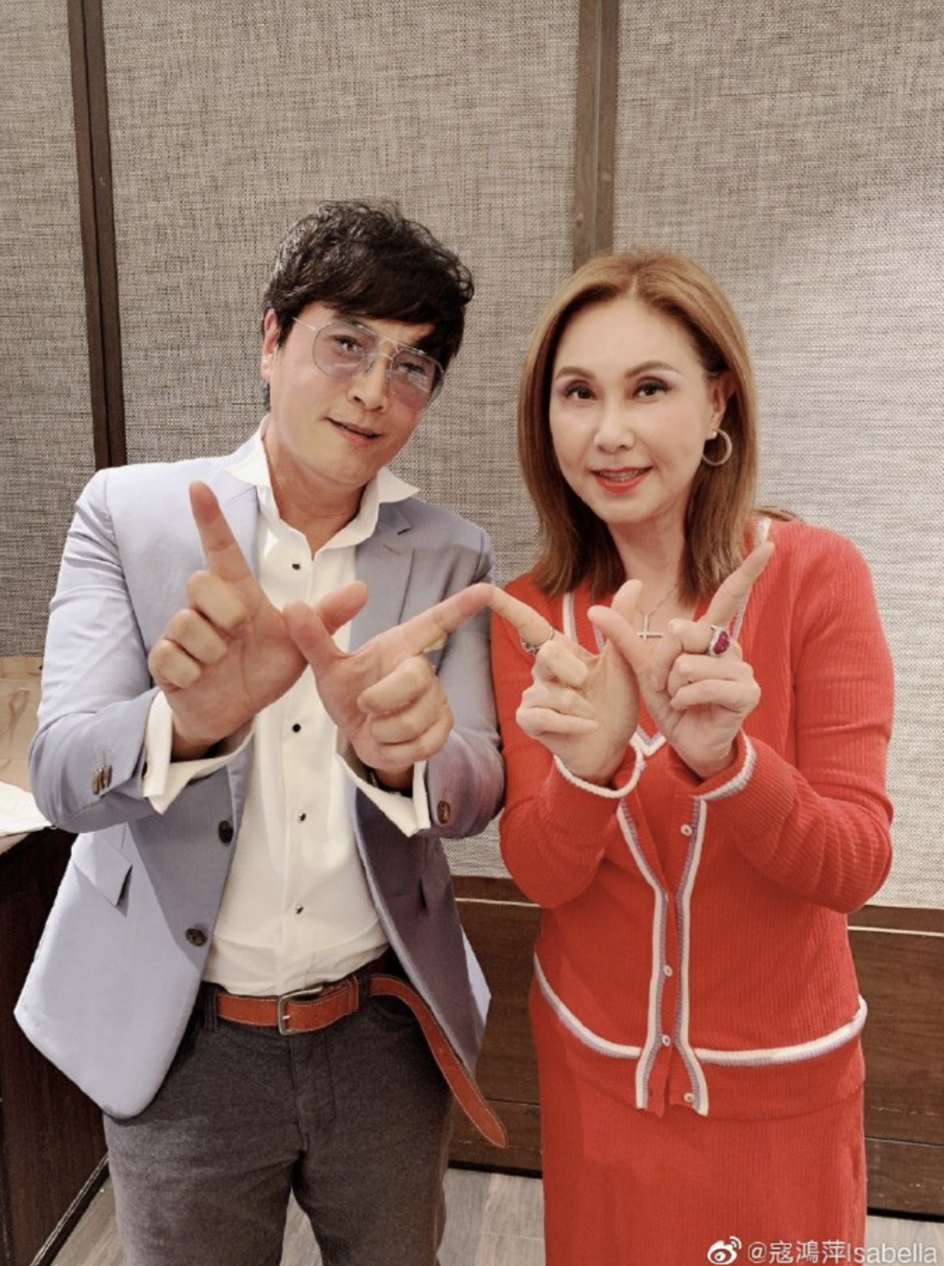 60岁陈庭威拍片为高考生加油，头发浓密略显发福，已移居广东生活