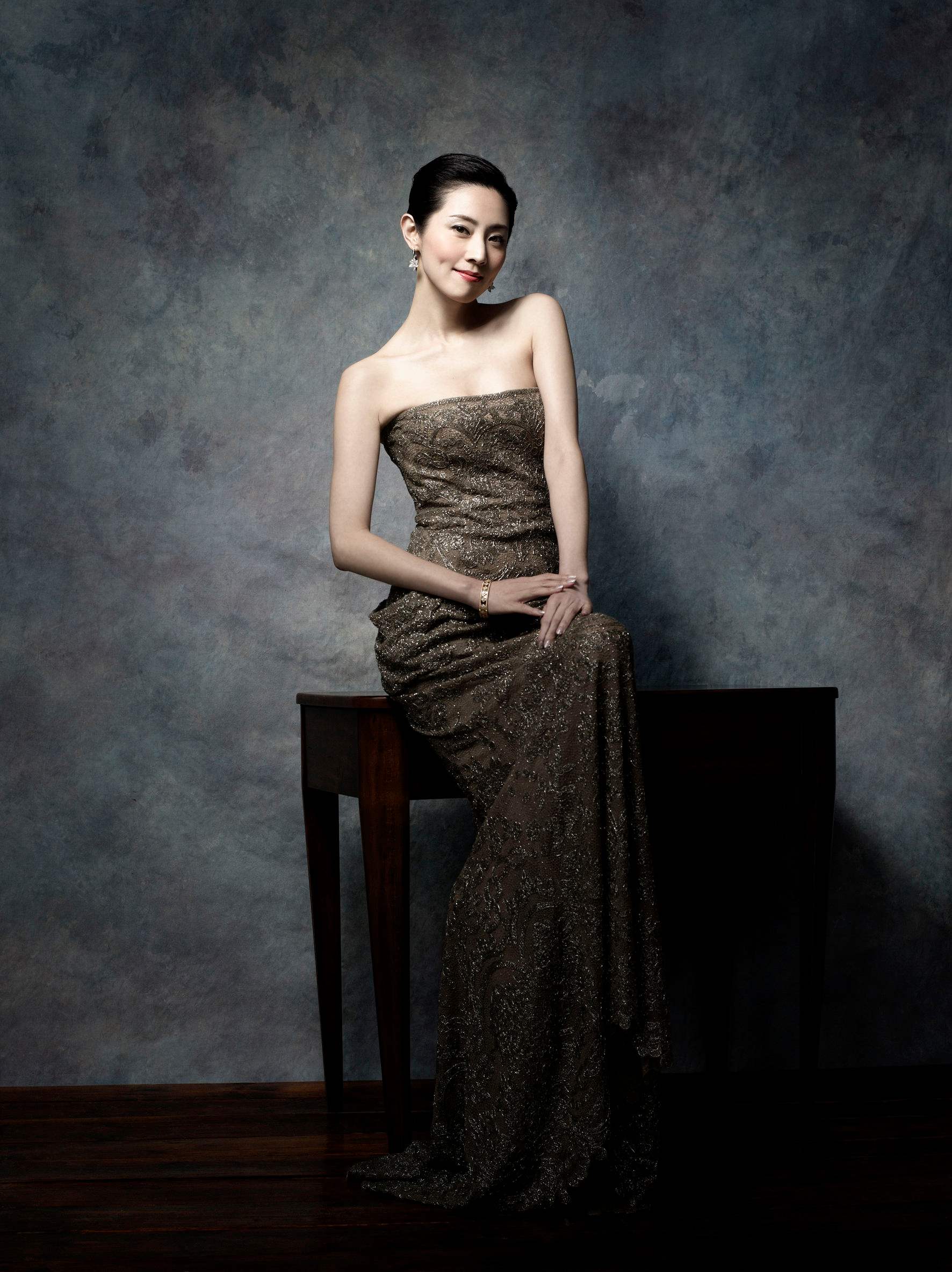 邵逸夫认她做红颜,向华胜为她抛弃张敏,张玉珊不嫁豪门自成豪门