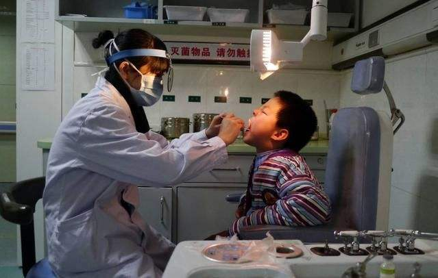 3岁儿子吃馒头卡喉，妈妈的“两个果断”救了娃，医生称赞做得对
