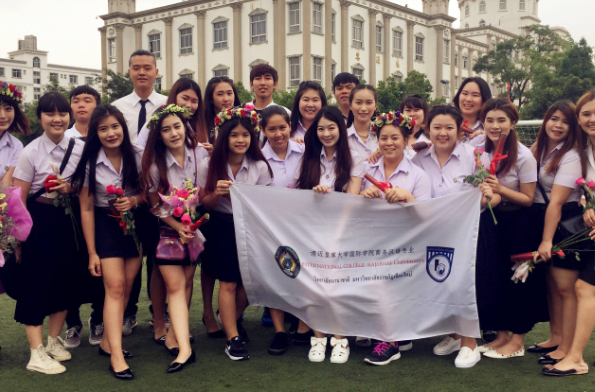 浙大美女留学生走红，长相神似“赫本”，网友直呼想重新参加高考