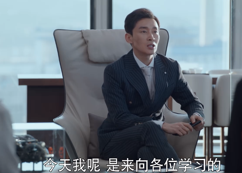 国产剧又见老少恋，靳东新剧男配比女配大20岁，感情戏令人不适