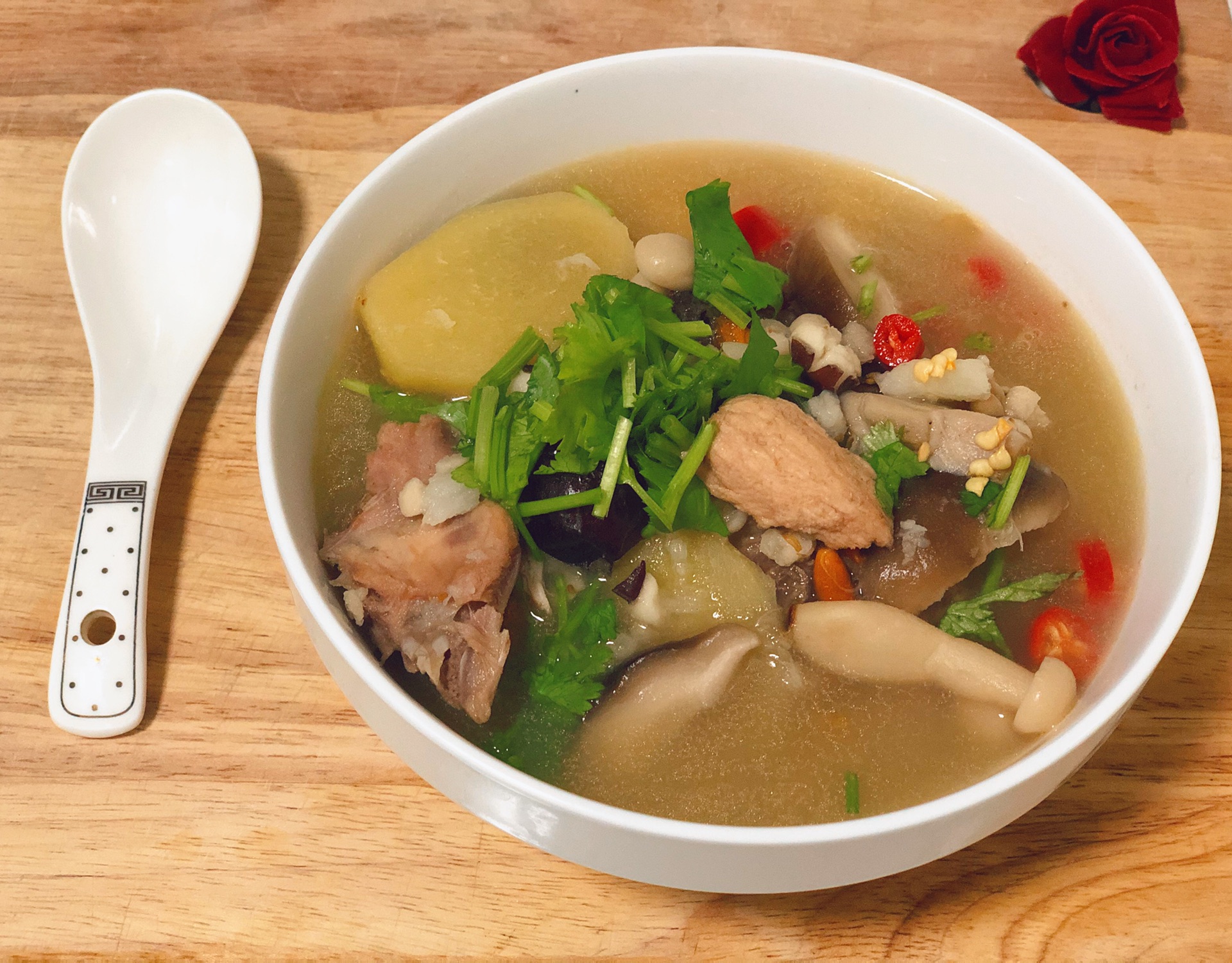图片[1]-【蘑菇山药鸡肉汤】做法步骤图 香而不腻超美味-起舞食谱网
