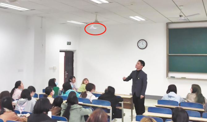 大学老师上课“花式点名”，为保出勤率绞尽脑汁，学生想逃课没门