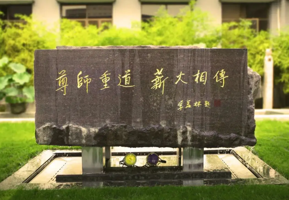 男大学生接受采访，长发造型惹争议，但举止间却堪称“人间清醒”