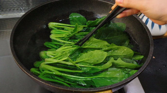 菠菜要焯水多久（分享菠菜最简单的家常做法）