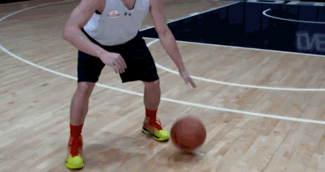 篮球一步上篮犯规吗(篮球行进间运球上篮得分点在哪?你都了解吗?