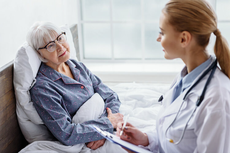 女子从确诊到去世仅1年，提醒：持续出现5个症状，可能是脑瘤来了