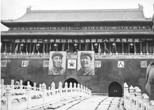 1950年，毛主席新画像挂上天安门，北京市民：怎么只有一只耳朵？