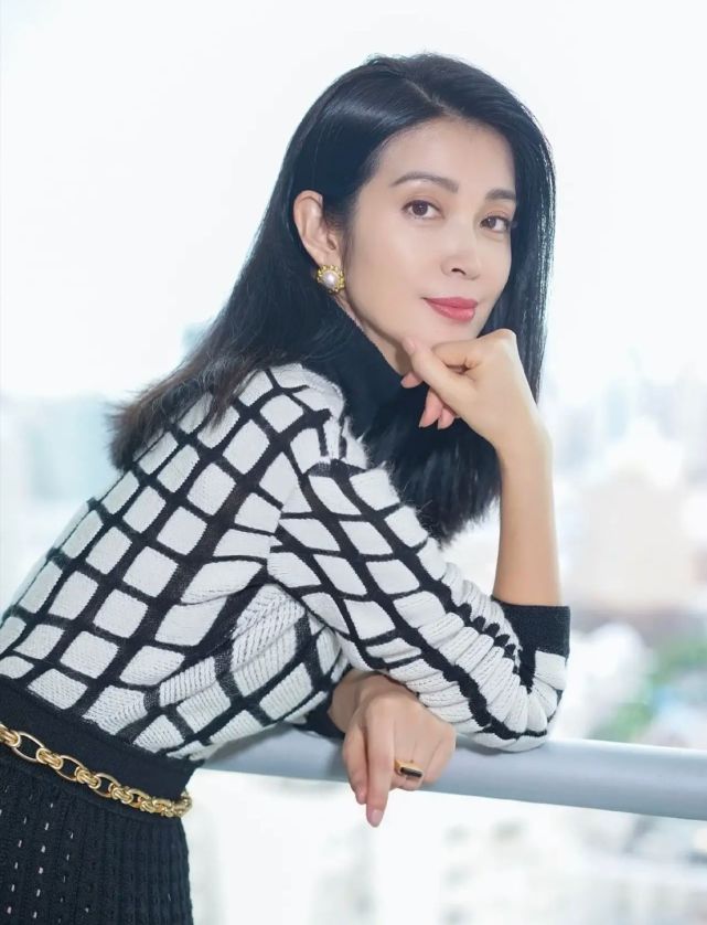 李冰冰妹妹比她还要有气质,穿格纹裙和姐姐罕见同框,温婉又端庄