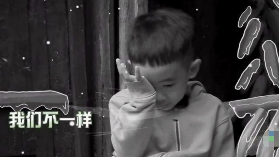 刘畊宏晒爸爸5聚会照，春哥一手抱Jasper一手抱小泡芙，笑容满足