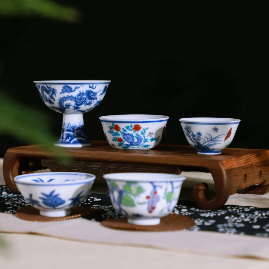 读瓷|三年的沉淀,烧出这一组绝美斗彩青花杯,太贵气了