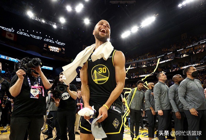 nba勇士为什么离不开库里(库里有多好？科尔透露不抱团 以身作则原因 勇士老板：球队的图腾)