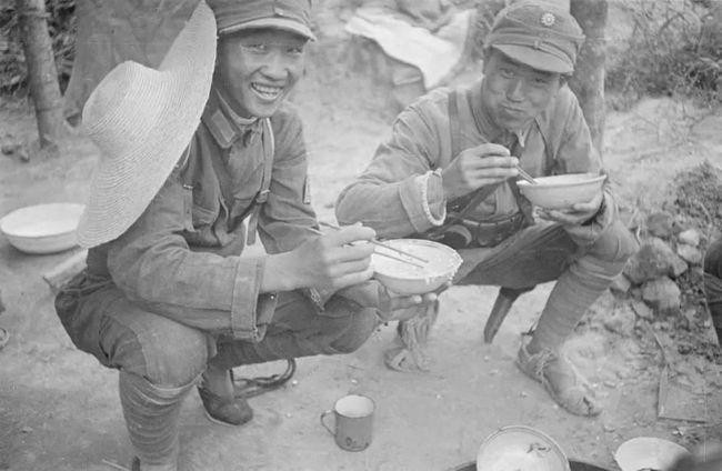 吃得不如狗？我军管饱，国军饥饿，待遇差距竟然这样大？