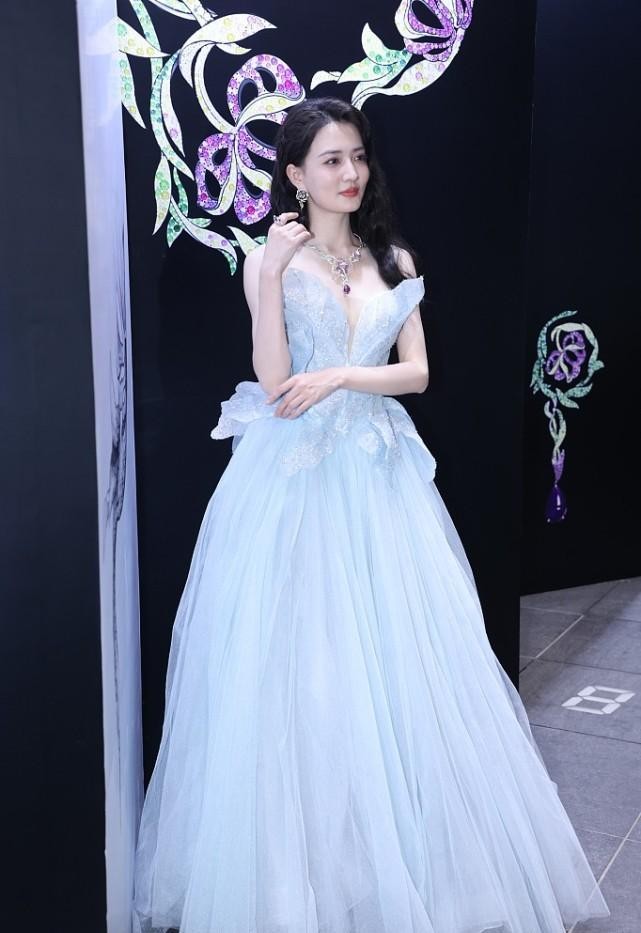 徐璐这造型很有“女仆感”，红黑纱裙走暗黑路线，但显得腿好长啊