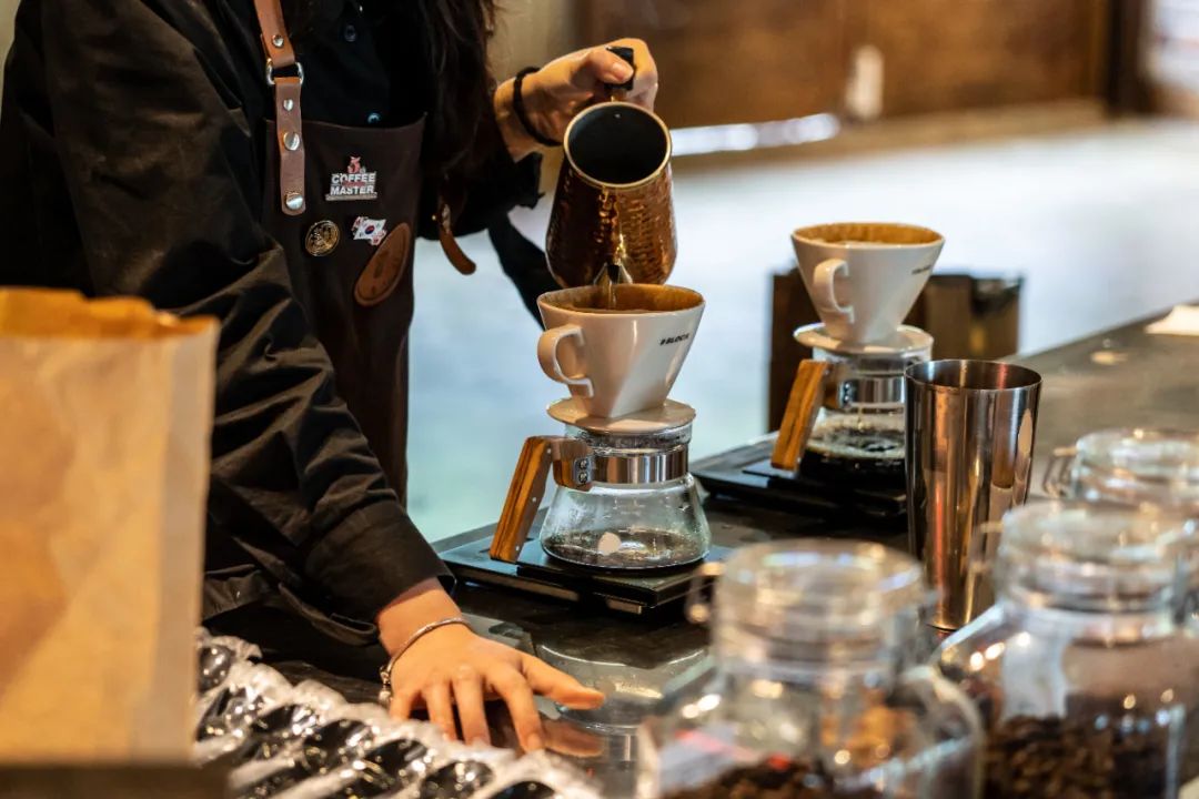 在星巴克、瑞幸、Manner打工：不像咖啡师，更像“机器人”？