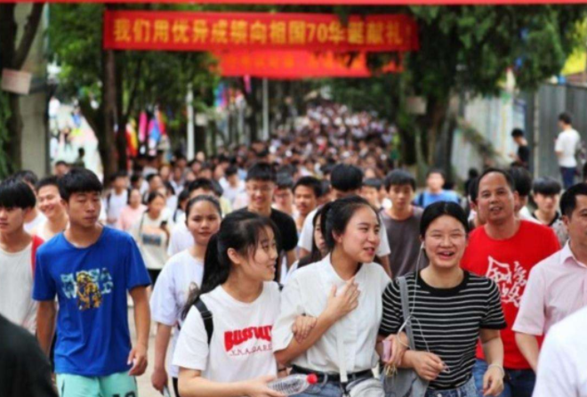 2022年浙江“首场高考”开考，家长“云加油”，部分学生已经慌了