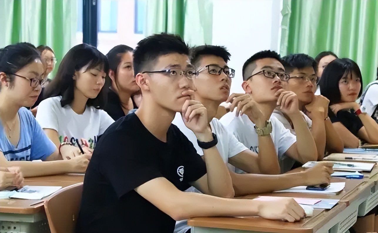 浙江一高校教授火了，穿搭比韦东奕还“简朴”，真实身份不一般