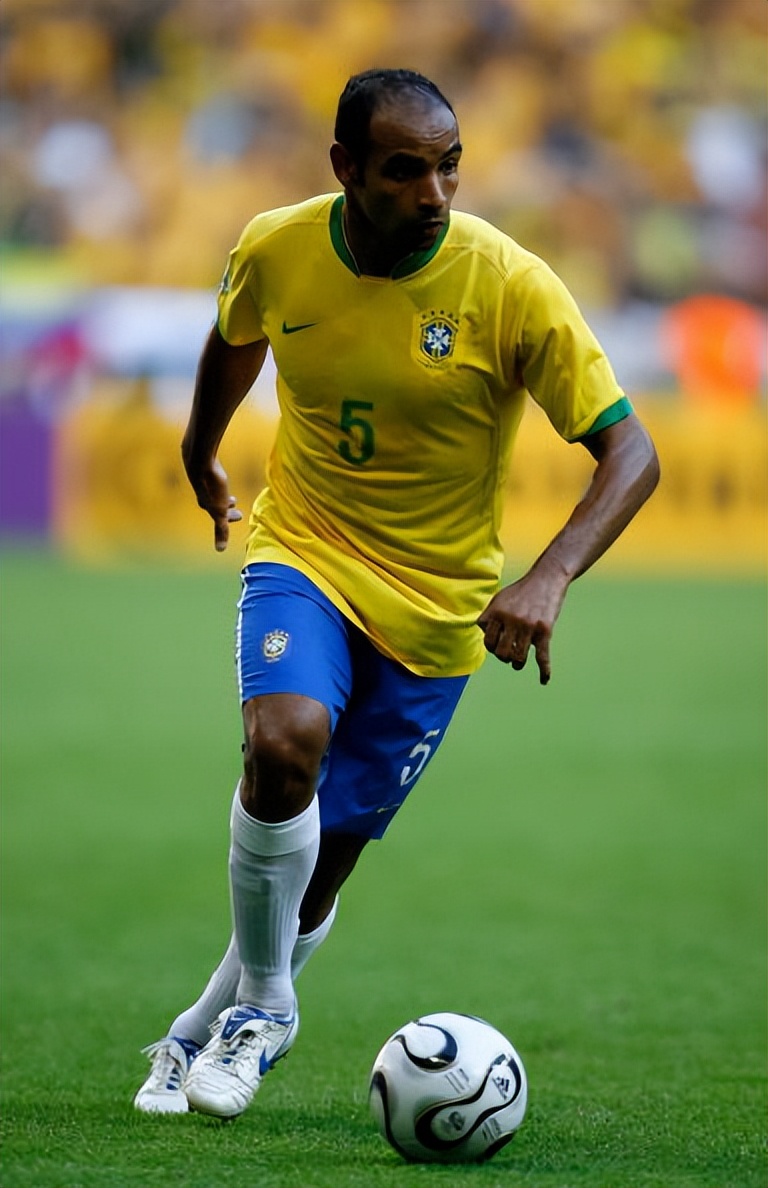 巴西铁腰埃莫森是罗马登顶意甲之巅的中场悍将,脚法出众,下脚果断凶狠