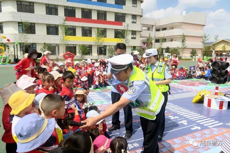 陆良县公安局为孩子们送上“六一”特别礼物