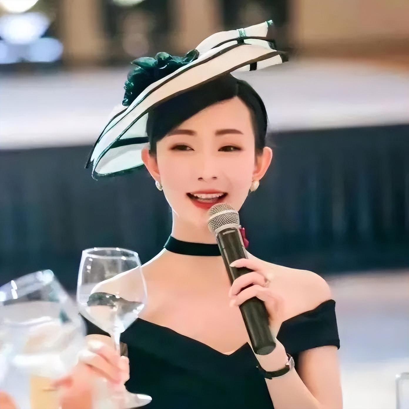 36岁女人，全网2000万粉丝，月入百万，住豪宅，还生了两个娃