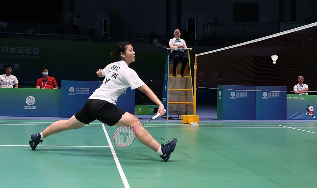 羽毛球单打和双打哪个技巧更高(怎样才能打好羽毛球?