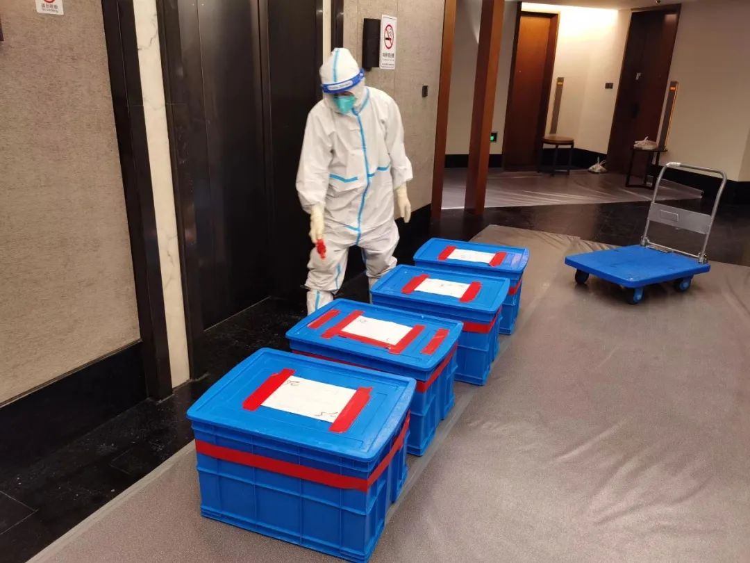 “感谢叔叔阿姨每天给我们送餐，我都长肉肉了~”