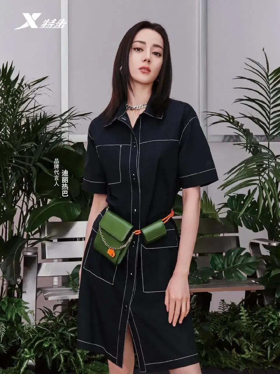 热巴穿黑色裙装，腰间绿色包包醒目
