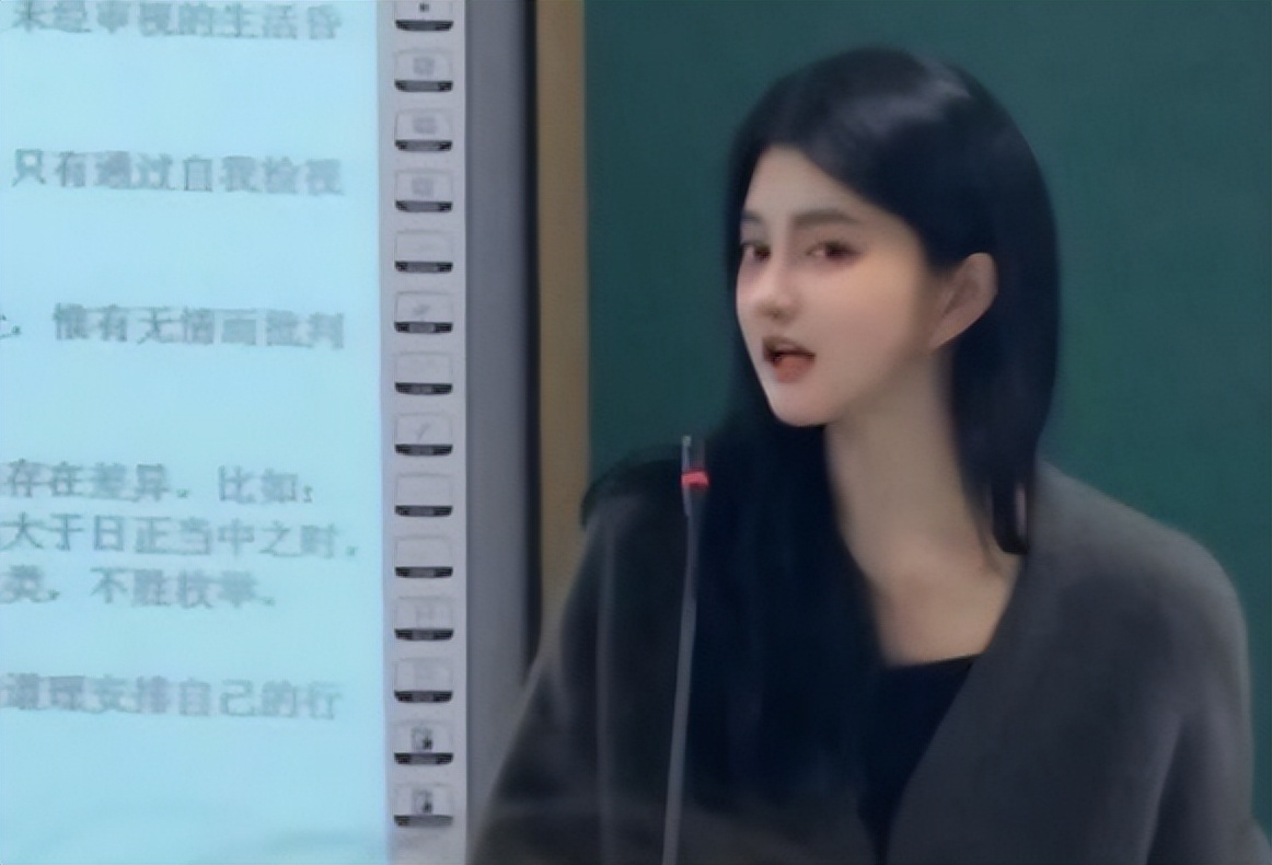 北科大女教师“撞脸”明星，集美貌与才华于一身，学生争抢来上课