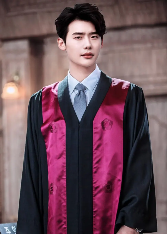 拥有韩剧半壁江山的李钟硕，微微一笑吸引万千少女