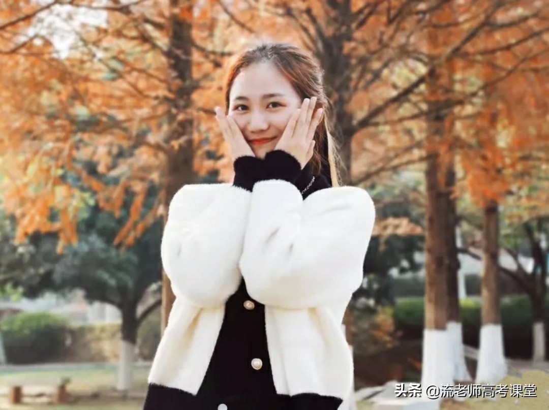 湘大全能女孩何逸初，才貌双全气质佳，发表SCI论文，保研清华