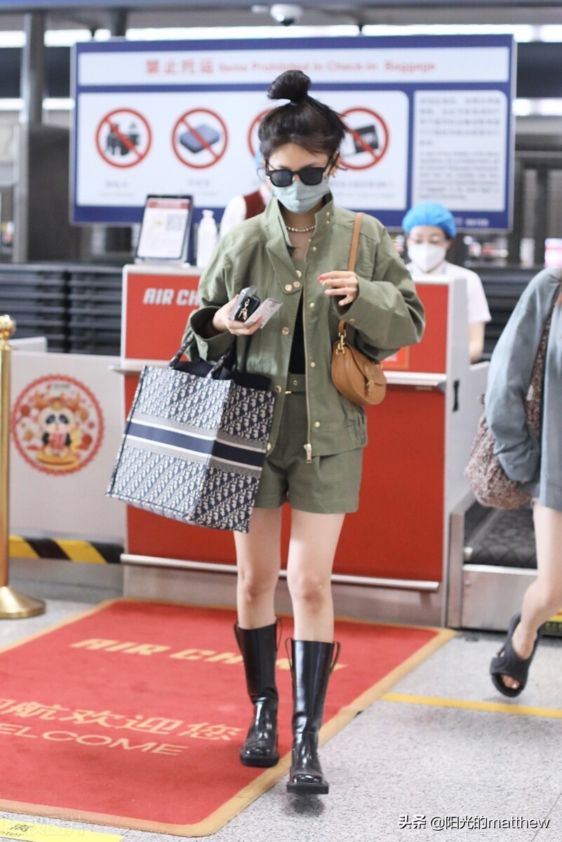 章若楠工装外套搭短裤现身机场，头发高扎超酷绝伦