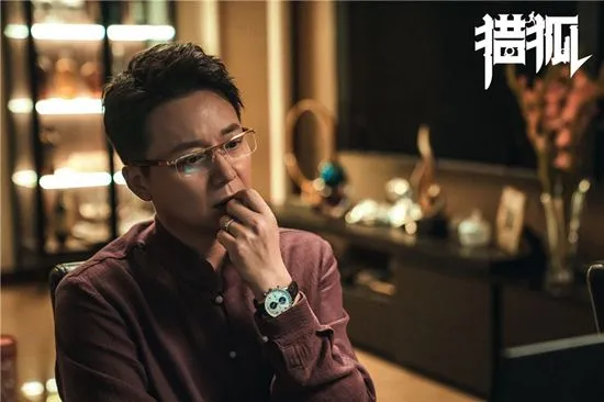 52岁帅大叔《开端》里演技炸裂:初婚净身出户,39岁二婚娶小娇妻,却因摸小鲜肉手上了热搜