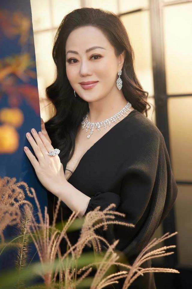 微胖女人穿衣还得看章小蕙,近60岁身材珠圆玉润,依旧美艳显贵
