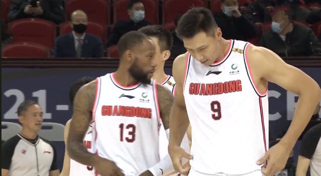 付豪38 12（生涯最强一战！付豪狂轰38+12打爆广东内线，3人被驱逐太惨烈）