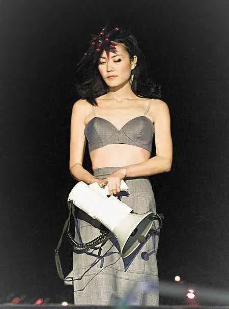 梅艳芳也是当之无愧的敢穿选手,经常尝试不同风格的衣服.