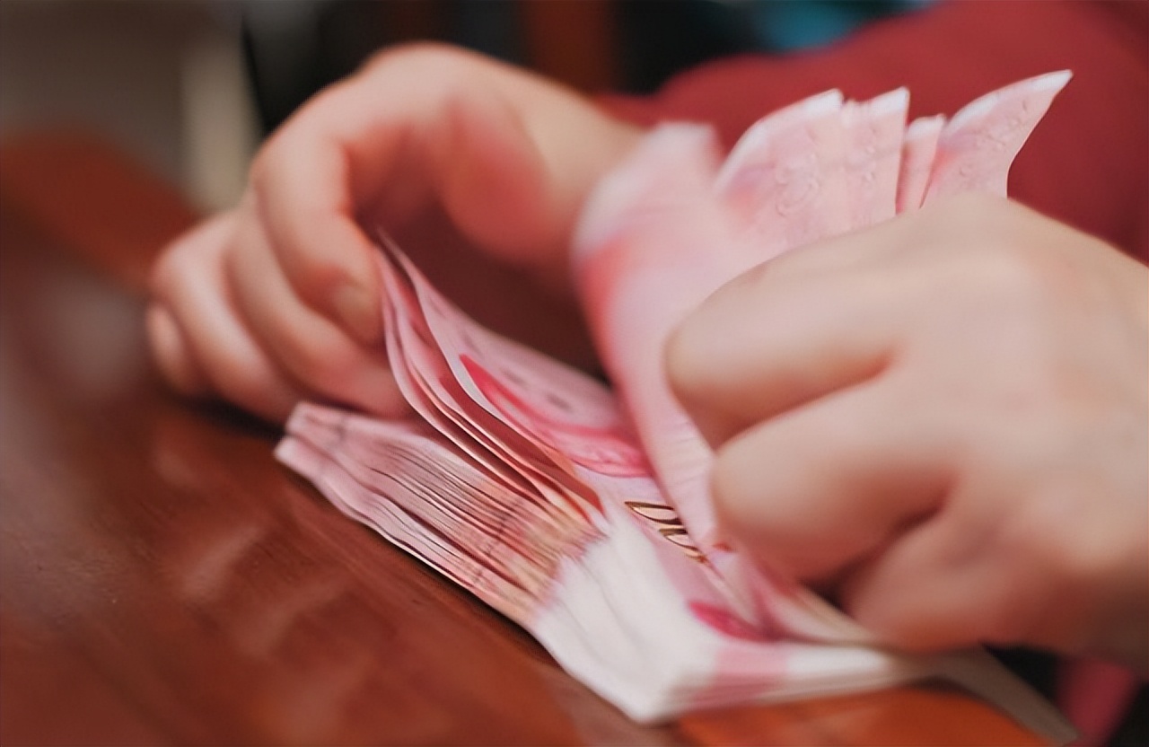 在银行有120万的存款，每个月能有多少“收入”？还要上班吗？