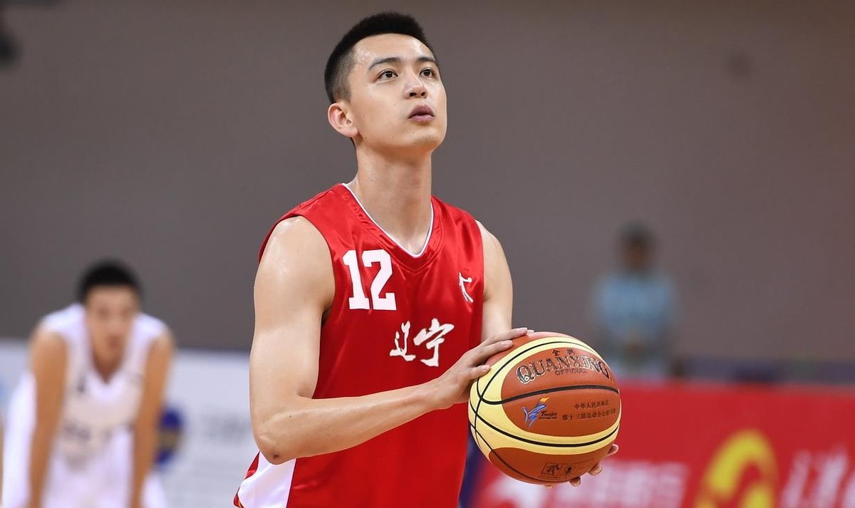 篮球杨鸣裆部(篮球儒帅杨鸣:白马少年到暴躁老哥,当主帅后却传出对