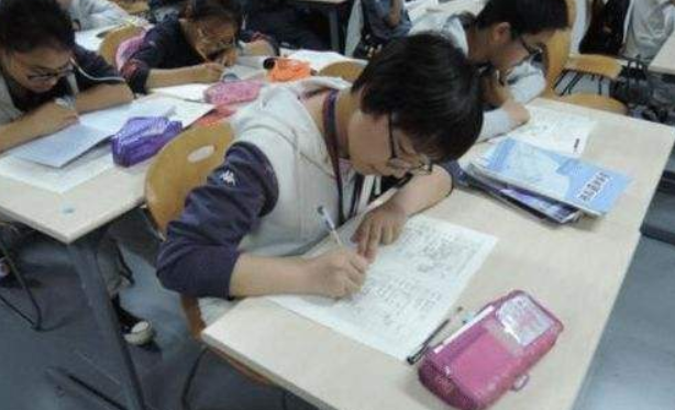 清华大学教师板书火了，字迹整洁好似印刷体，难怪学生都喜欢听课