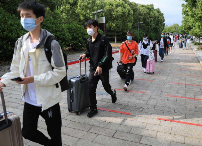 四川多所高校发布暂缓返校通知，大学生悲喜不同，大学的安排不同