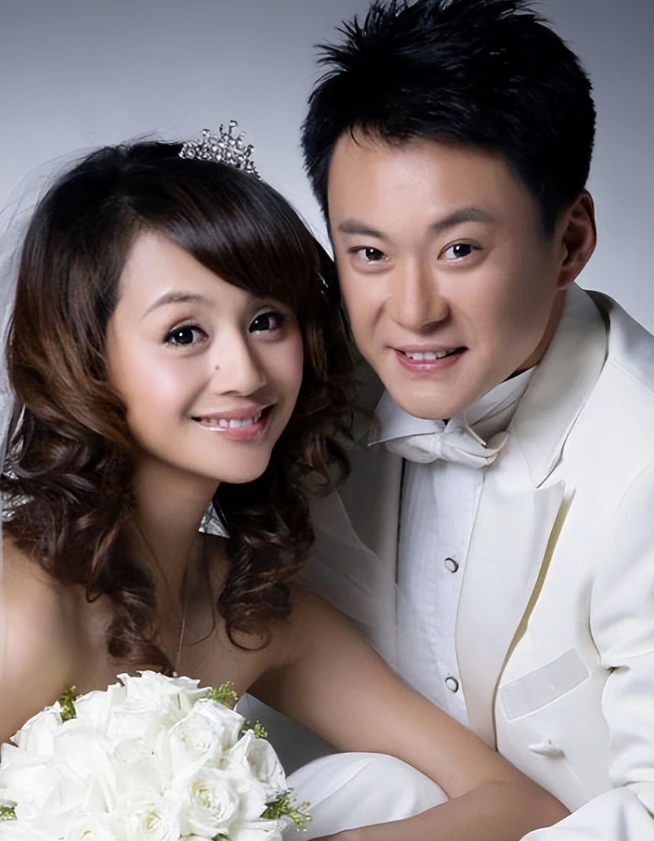 8位红极一时的央视主持人现状，61岁未婚，直播带货，身家过亿