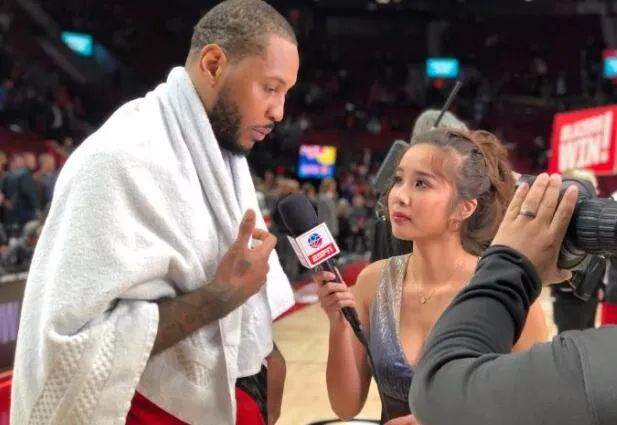 nba中国美女记者有哪些(中国美女记者闯NBA，身材傲人韵味十足，和球员合影小鸟依人)