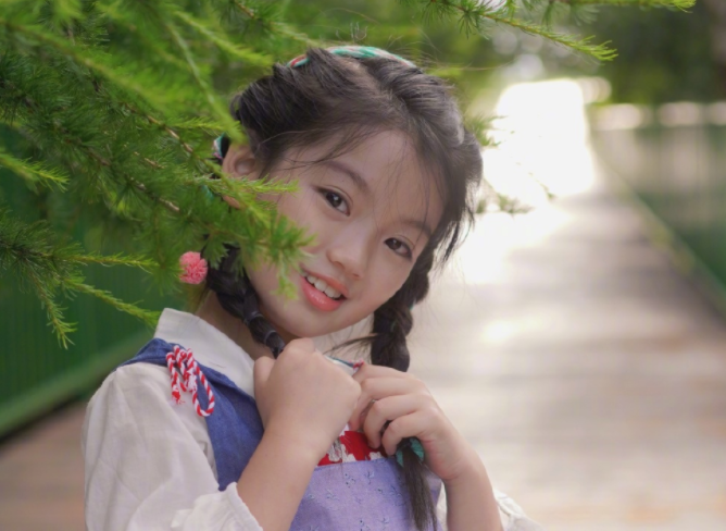 童星阿拉蕾长大了，8岁模样显成熟，颜值跟小时候有差距