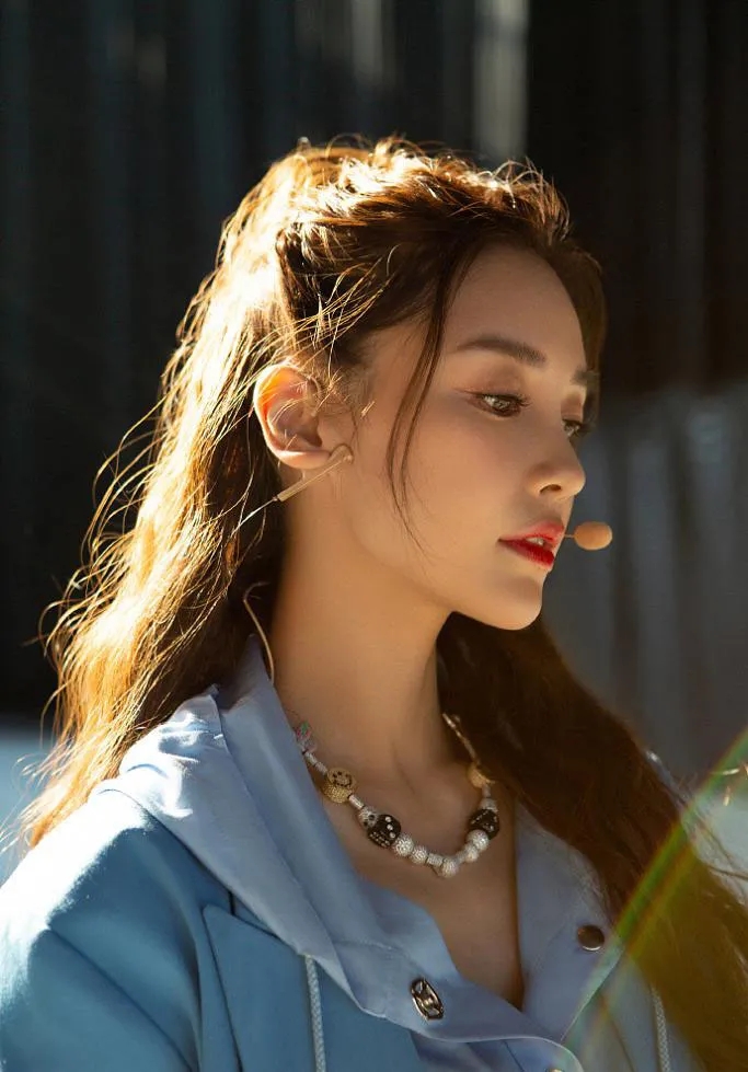 Angelababy杨颖西装外套酷酷的帅气