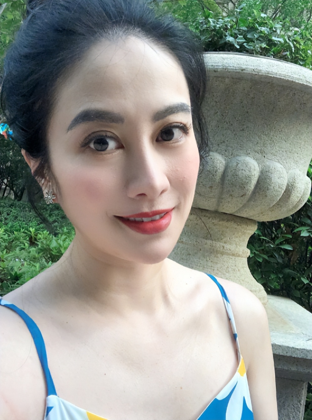 42岁叶璇近照曝光，模样大变嘴歪锥子脸，还撞脸多位女星